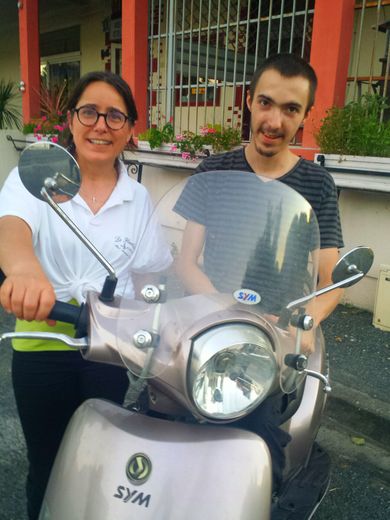 Karine et Ervan, du Flambadou, disent au revoir au scooter.