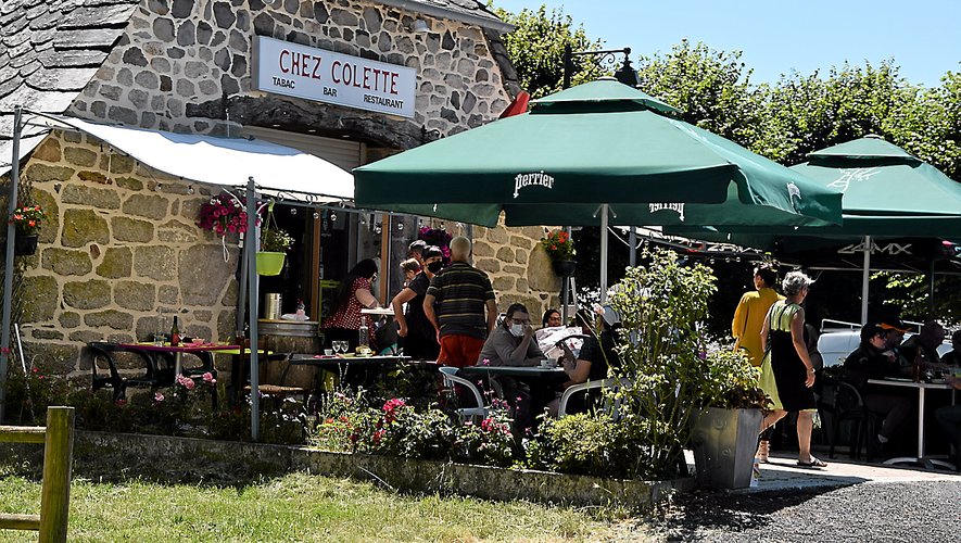 En ce dimanche au jardin de la montagne, il y a foule chez Colette. Le café-restaurant ouvert par ses parents en 1968.