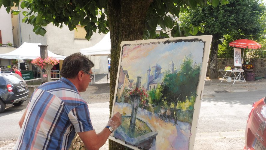 Un des artistes en train de croquer le centre du village.