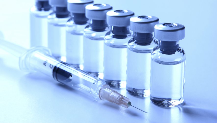 Dans un essai clinique normal, des volontaires reçoivent un vaccin expérimental ou un placebo, et sont suivis pendant des mois ou des années afin de voir s'ils sont contaminés naturellement par le virus en circulation.