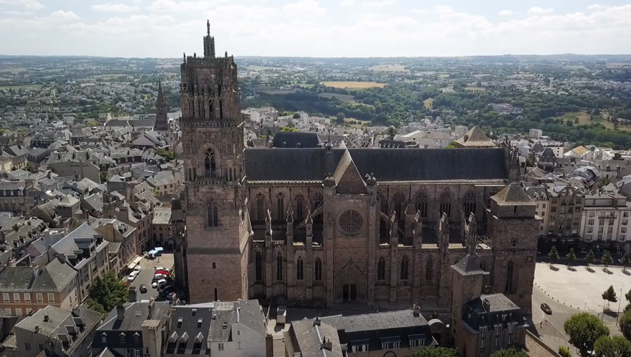 La cathédrale de Rodez trône au sommet de la ville.