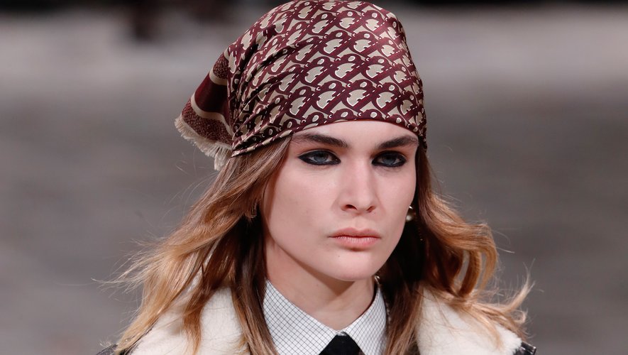 Le bandeau, le foulard, et le bandana accessoiriseront vos coiffures cet automne pour une touche toujours plus personnelle. Vus sur de nombreux podiums dont celui de la maison Dior.