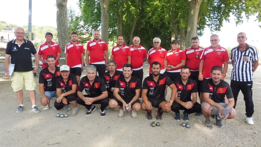 Les joueurs des deux équipes avant le début des parties.