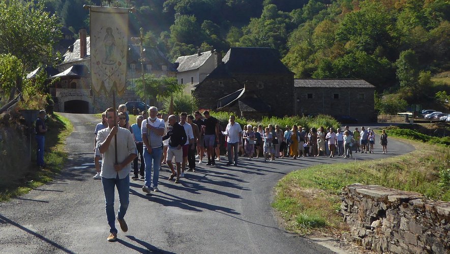 La procession, quittant le village du Monastère, va rejoindre la chapelle un peu plus haut.