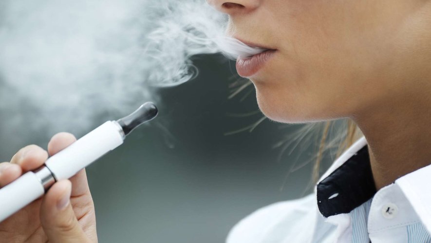 Cigarette électronique : les jeunes vapoteurs plus à risque de Covid-19 ?