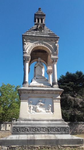 Le monument Talabot à Saint-Geniez-d'Olt.