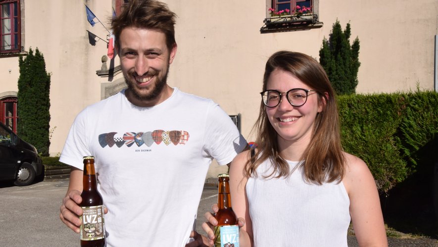Michaël Doyen et sa compagne Alice présentent, tout sourire, un échantillon de leurs bières "certes bio mais surtout ancrées dans un territoire".	Aurélien Delbouis