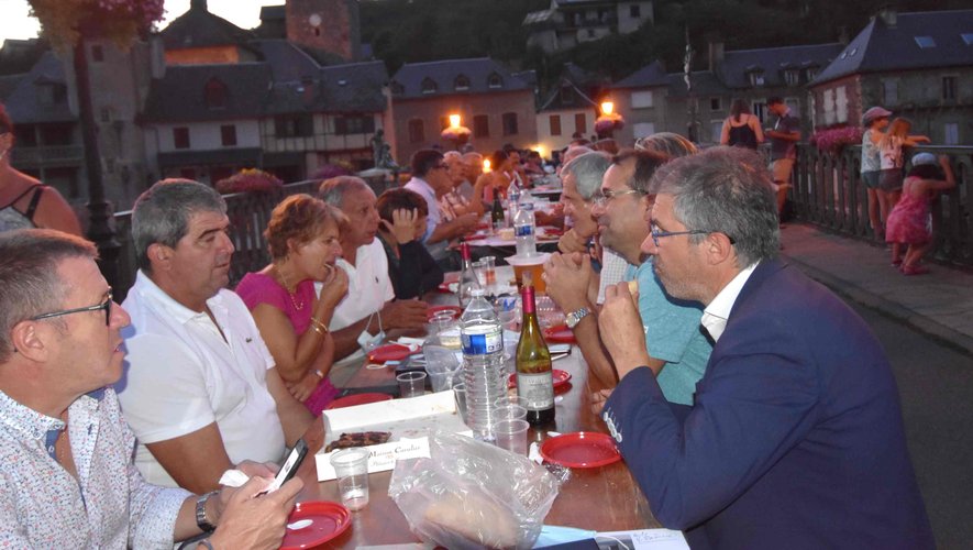 La secrétaire générale de la préfecture a dîné au marché nocturne