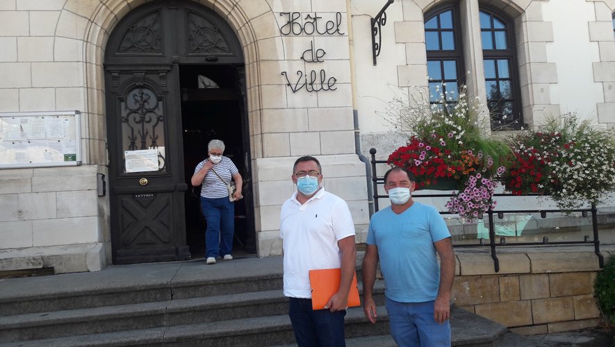 Stéphane Dubief et Jean-Luc Prieur à leur arrivée à la mairie de Decazeville vendredi.