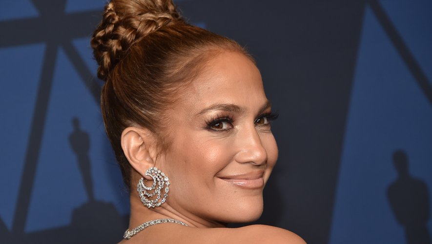 Reproduire le glow de Jennifer Lopez sera bientôt accessible à toutes via la première ligne de maquillage de la star américaine.