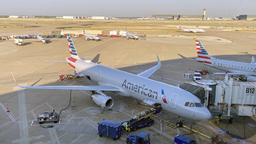 American Airlines prévoit de commencer à utiliser le produit "dans les mois à venir" sur les surfaces à l'intérieur de ses appareils pour peu à peu l'appliquer à l'ensemble de sa flotte.