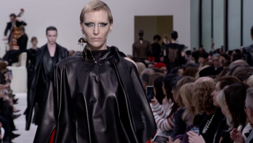 Paris Modes Insider décrypte la tendance du cuir noir façon Matrix pour la saison automne-hiver 2020-21.