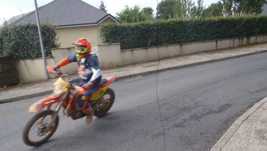 Un motard parmi les 550 qui ont traversé le village de Ceignac vendredi dernier.