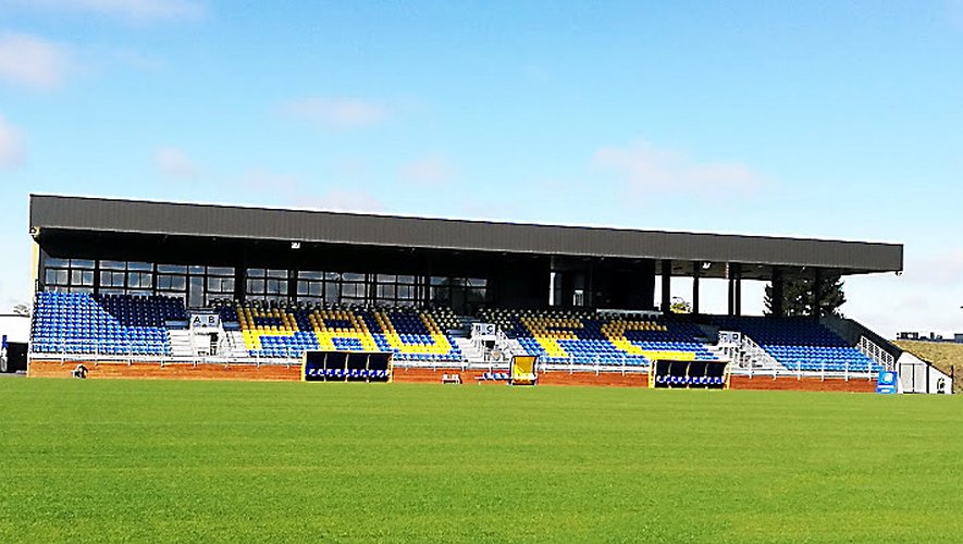 Le stade de Pau, le Nouste Camp, se met aux normes de la Ligue 2. Une deuxième tribune est en cours de construction.