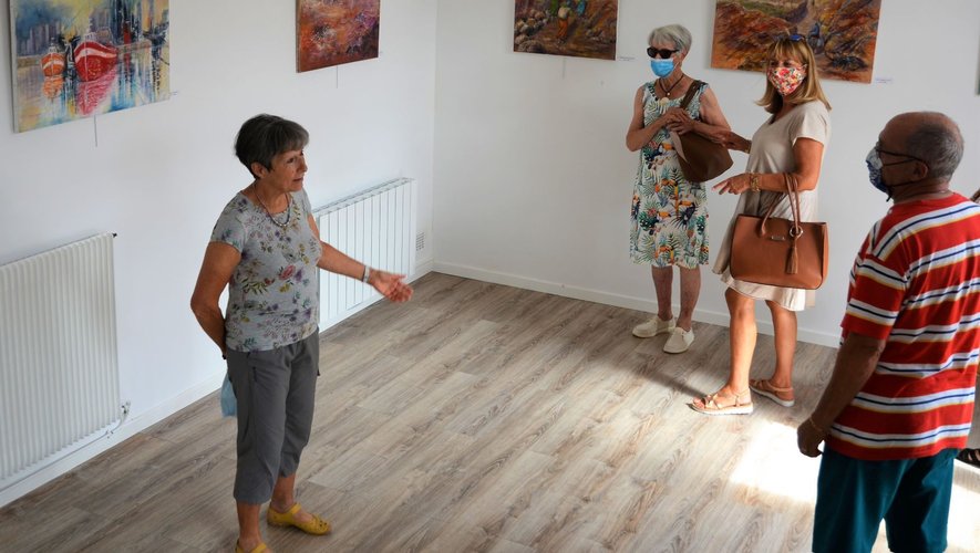 Geneviève Pleinecassagne (qui a enlevé son masque pour que l’on voie son visage l’instant de la photo) prend un grand plaisir à expliquer ses tableaux aux visiteurs.
