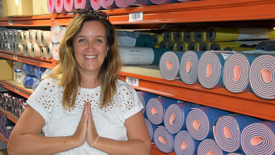 Mathilde corbin déroule ses tapis pour le yoga, tout en méditant sur l’écologie