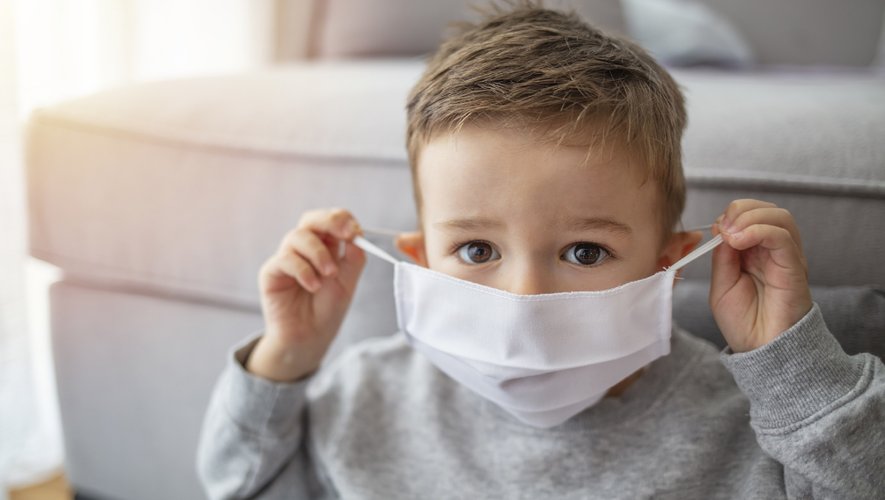Plusieurs études suggèrent que le virus semble moins infecter les enfants, surtout en-dessous de 10 ans.