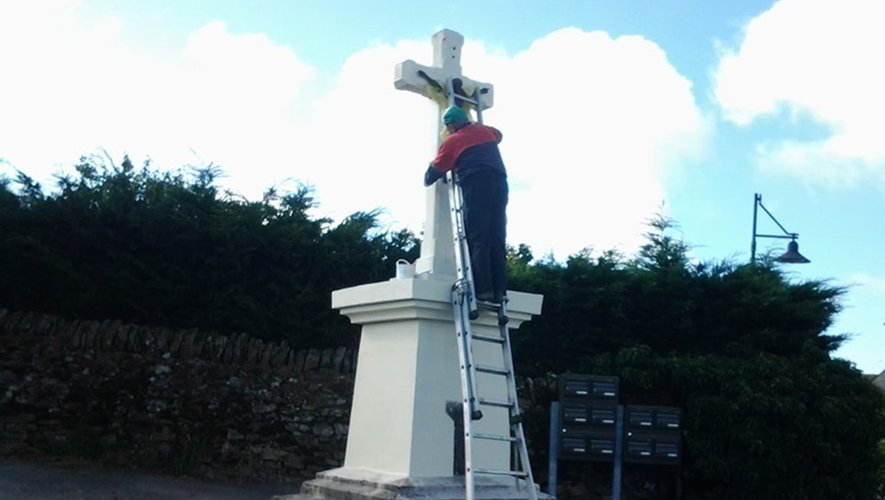 La croix  en cours de rénovation.