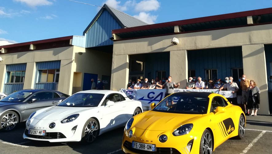 Les amis du club "Cars17" sont venus en Alpine et en Renault sportives  pour visiter la région.