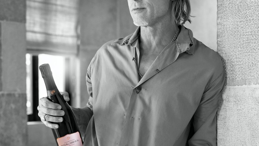 Brad Pitt dévoile son premier champagne rosé, Fleur de Miraval