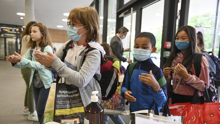 Pour permettre à l'ensemble des élèves français de reprendre les cours malgré l'épidémie de coronavirus, le protocole sanitaire qui régit les écoles a été allégé dès la fin juillet.