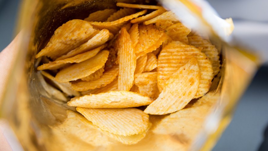 Une étude montre que les consommateurs fréquemment au régime ont tendance à acheter de plus gros paquets de chips allégées, plutôt qu'un paquet plus compact de chips traditionnelles.