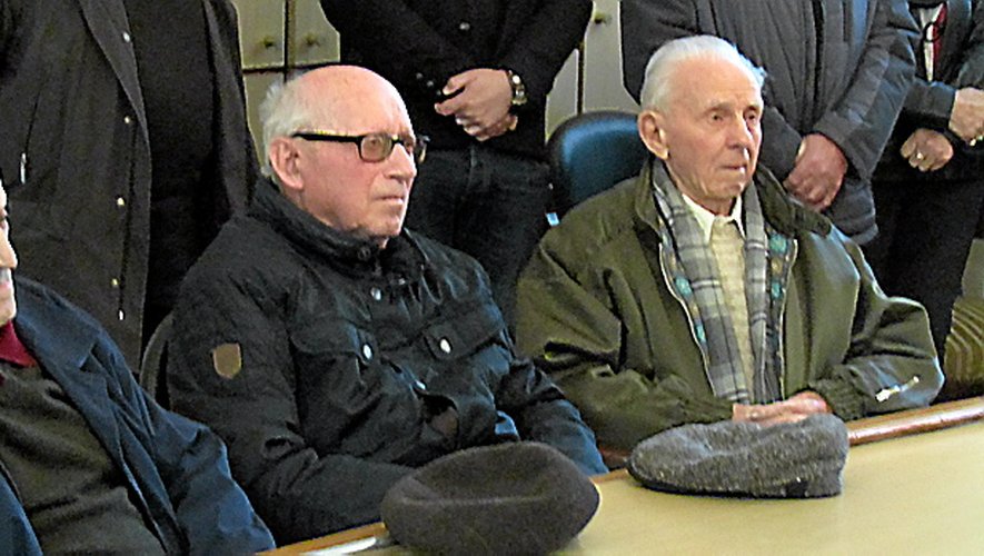 Georges Alet (à gauche) en compagnie de Paul Rayet et André Berthoumieux lors de la remise de la médaille.