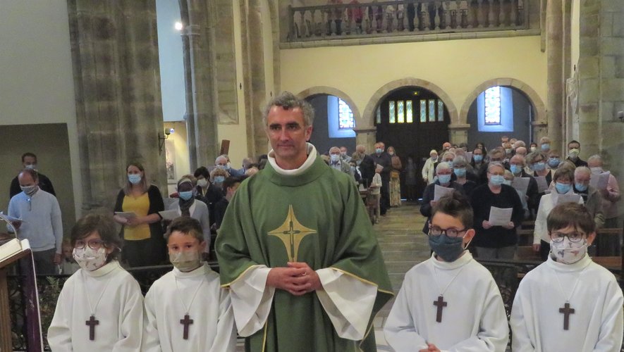 Le Père Christophe entouré des servants de messe après la célébration.