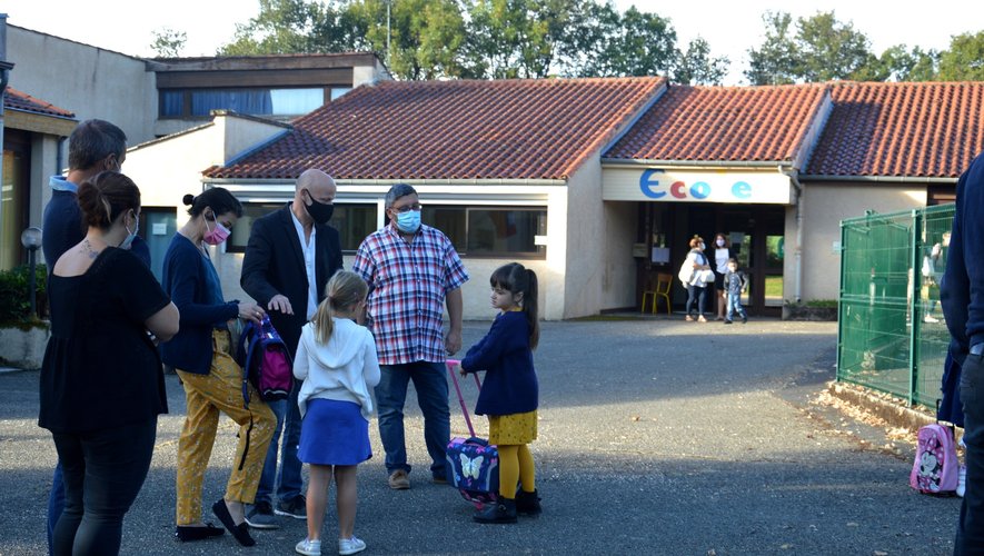 Le maire, Gilles Ruscassié et son premier adjoint, M. Forey, qui ont accueilli les parents et les enfants pour ce premier  jour d’école.