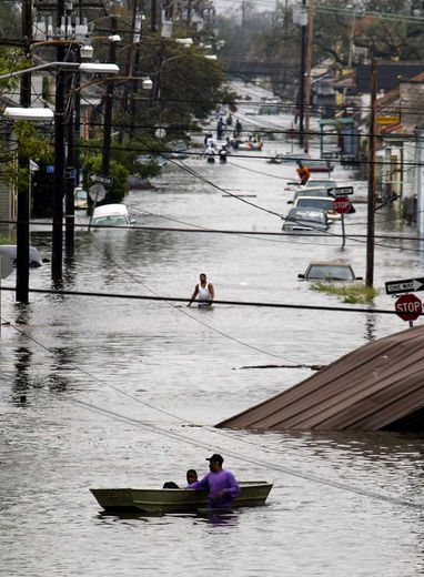 L'ouragan Katrina de catégorie 5 a causé plus de 1800 morts et 80% de La Nouvelle-Orléans a été inondé par les eaux.