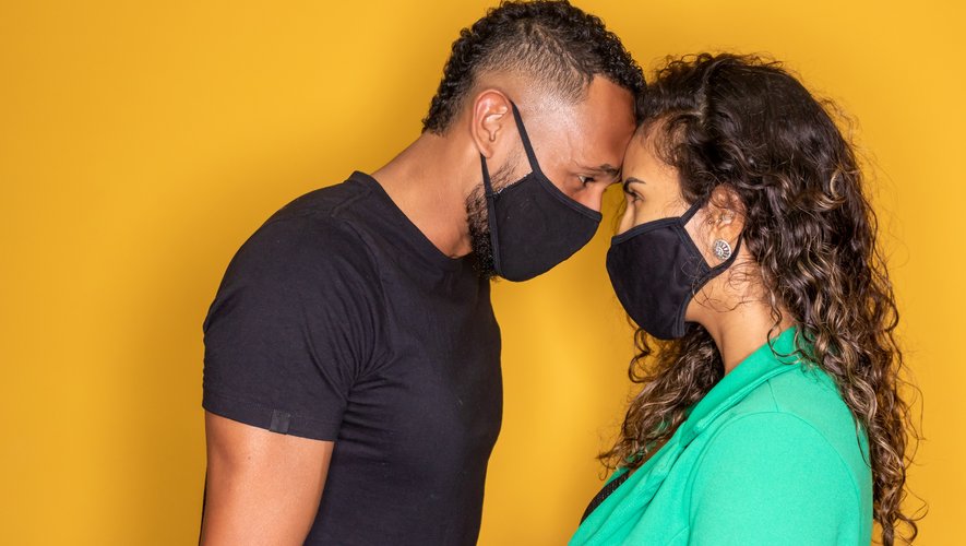 En temps de pandémie, certains couples devraient éviter de s'embrasser et même porter un masque pendant les rapports sexuels