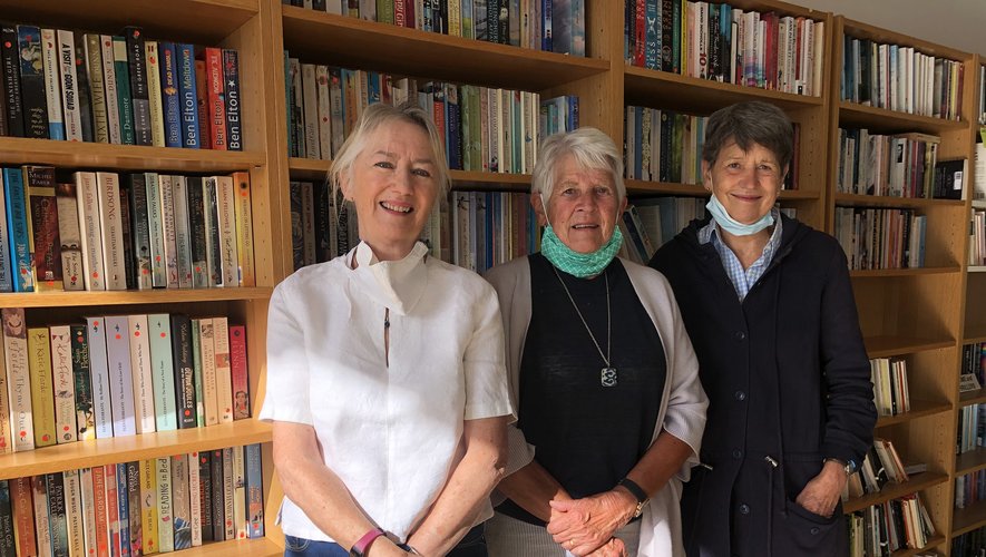 Helen Mc Loughlin, secrétaire, et Helen Gibson encadrent Jacqueline Naismith, la présidente de la bibliothèque anglaise.