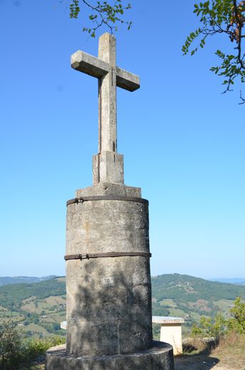 La croix fut bénite par l’évêquede Rodez le 14 septembre 1870.