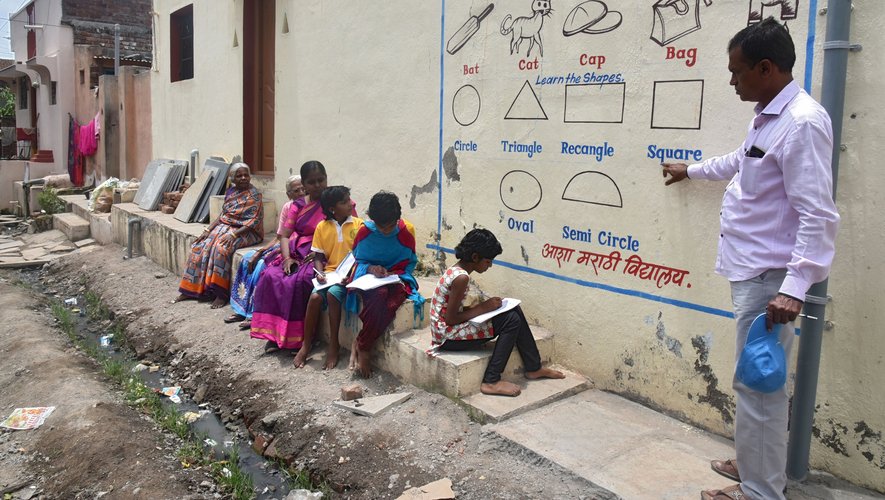 Le projet a démarré voilà un mois et des cours illustrés pour les mathématiques, les sciences, l'anglais ou le marathi (la langue du cru) ont déjà été peints sur 250 murs par un artiste local.