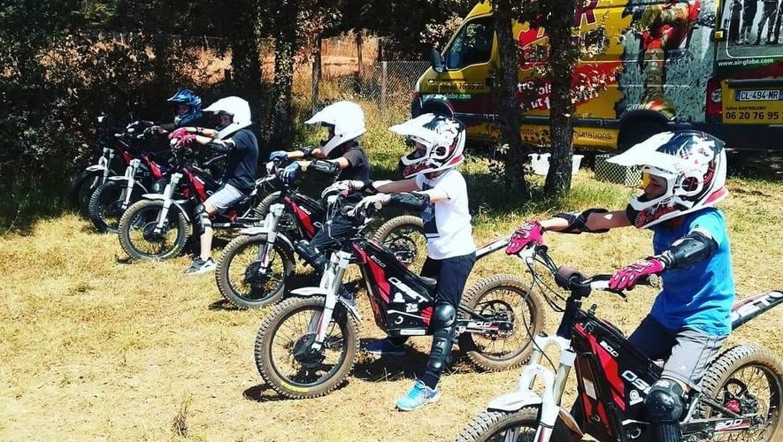 Les 10/14 ans participant au stage moto électrique.