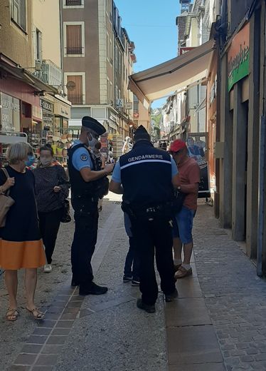 Policiers municipaux mais aussi gendarmes ont effectué des contrôles pour faire respecter les arrêtés rendant le port du masque obligatoire dans le centre-ville d’Espalion.