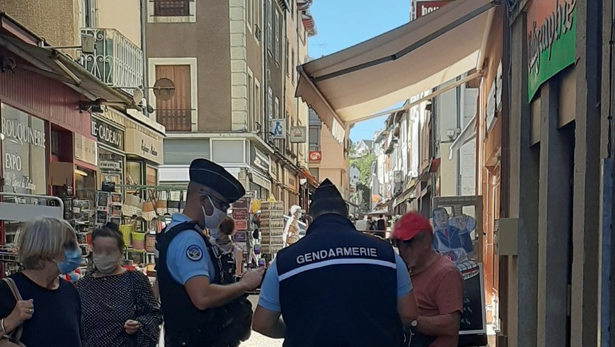Policiers municipaux mais aussi gendarmes ont effectué des contrôles pour faire respecter les arrêtés rendant le port du masque obligatoire dans le centre-ville d’Espalion.