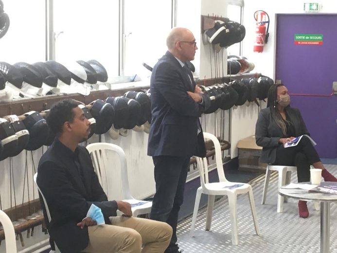Bruno Gares, entouré de deux membres de son équipe et anciens champions, Jean-Michel Lucenay et Laura Flessel-Colovic.