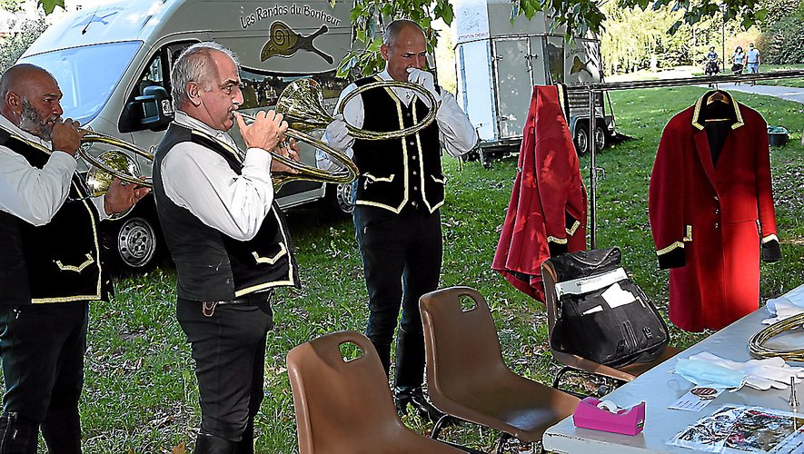 Les sonneurs du Bien Aller des Monts d’Aubrac ont attiré l’attention en musique.