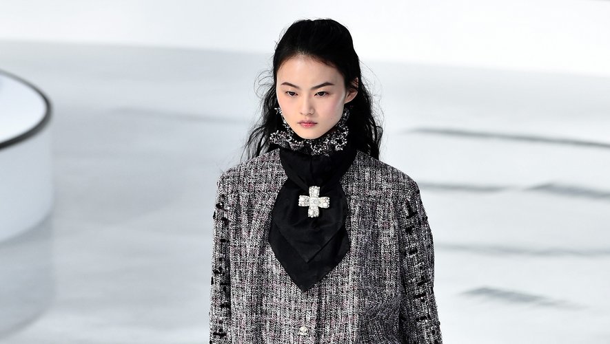 La croix fait l'unanimité auprès des internautes à la rentrée. Elle est ici portée par un mannequin au défilé Chanel automne-hiver 2020-2021.