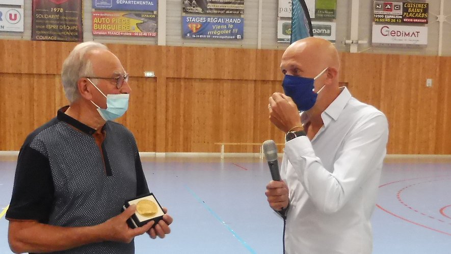 Le député Stéphane Mazars remettant la médaille à André Truel.