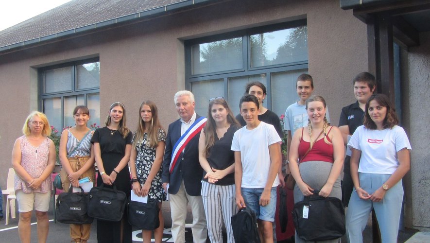 Les jeunes lauréats aux côtés du maire de la commune, Jean-Claude Anglars.