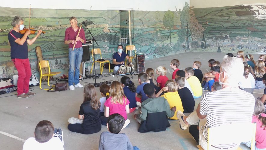 Violon, flûte et percussionspour les élèves de l’école.
