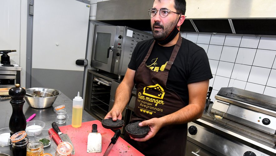 Sébastien Gaches se prépare au grand jour dans sa cuisine de Ségur pour remporter la coupe de France du burger avec son Black Flambadou.