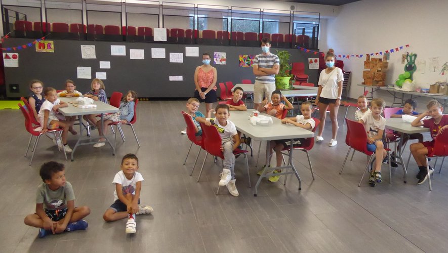 Les enfants participant à des activités proposées par les animateurs à l’Espace A. de St-Exupéry.