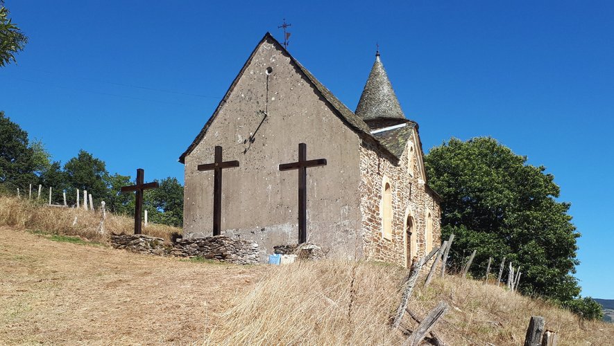 Les croix restaurées devant la chapelle du calvaire