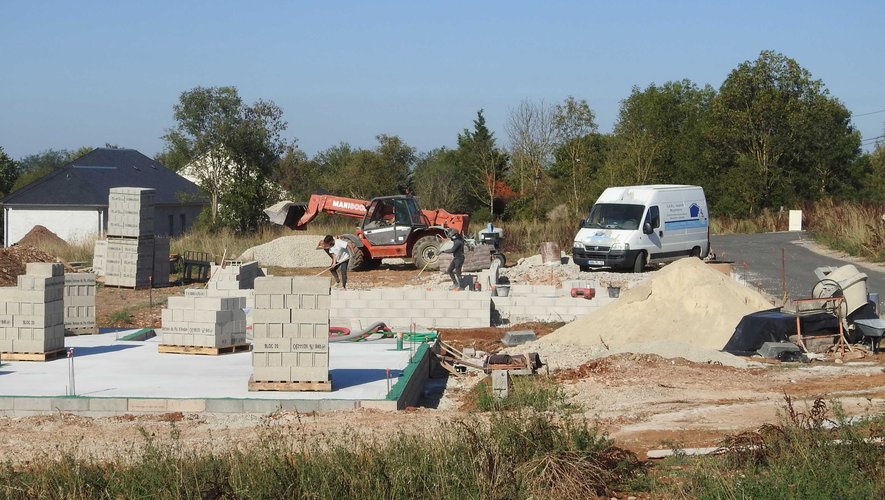 De nombreux chantiers de construction de maisons individuelles sont en cours.