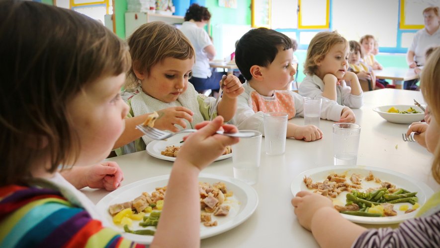 Les plats servis dans les cantines scolaires sont préparés parfois jusqu'à cinq jours à l'avance, révèle une enquête de France Télévisions