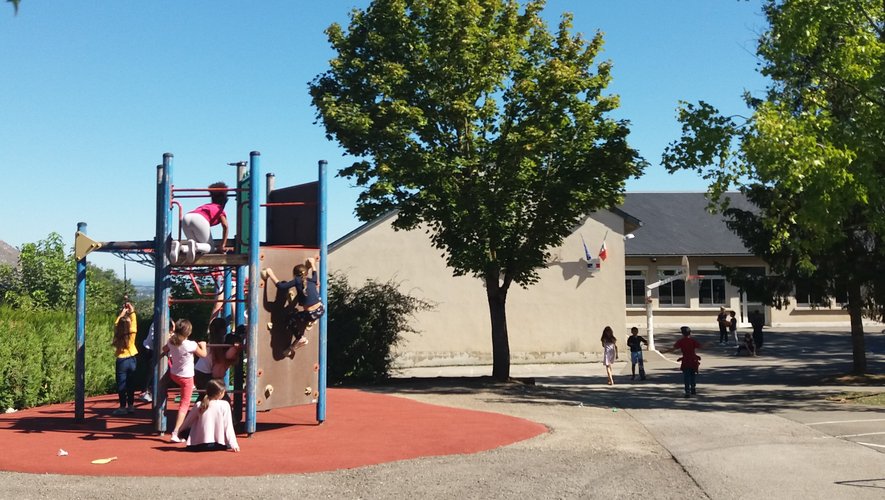 Les élèves de l’école Jacques -Prévert dans la cour de récréation.