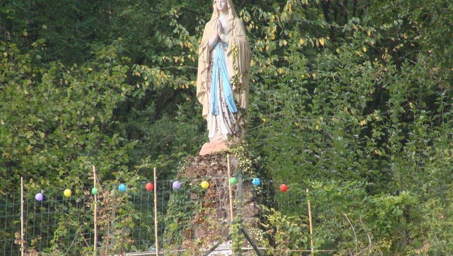 La statue de la Vierge surplombe le village
